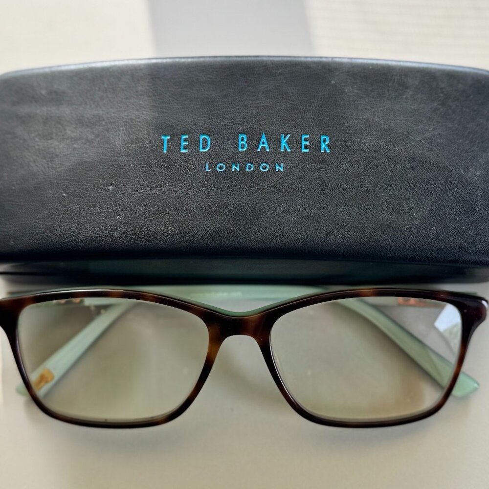 Ted Baker readers frame
